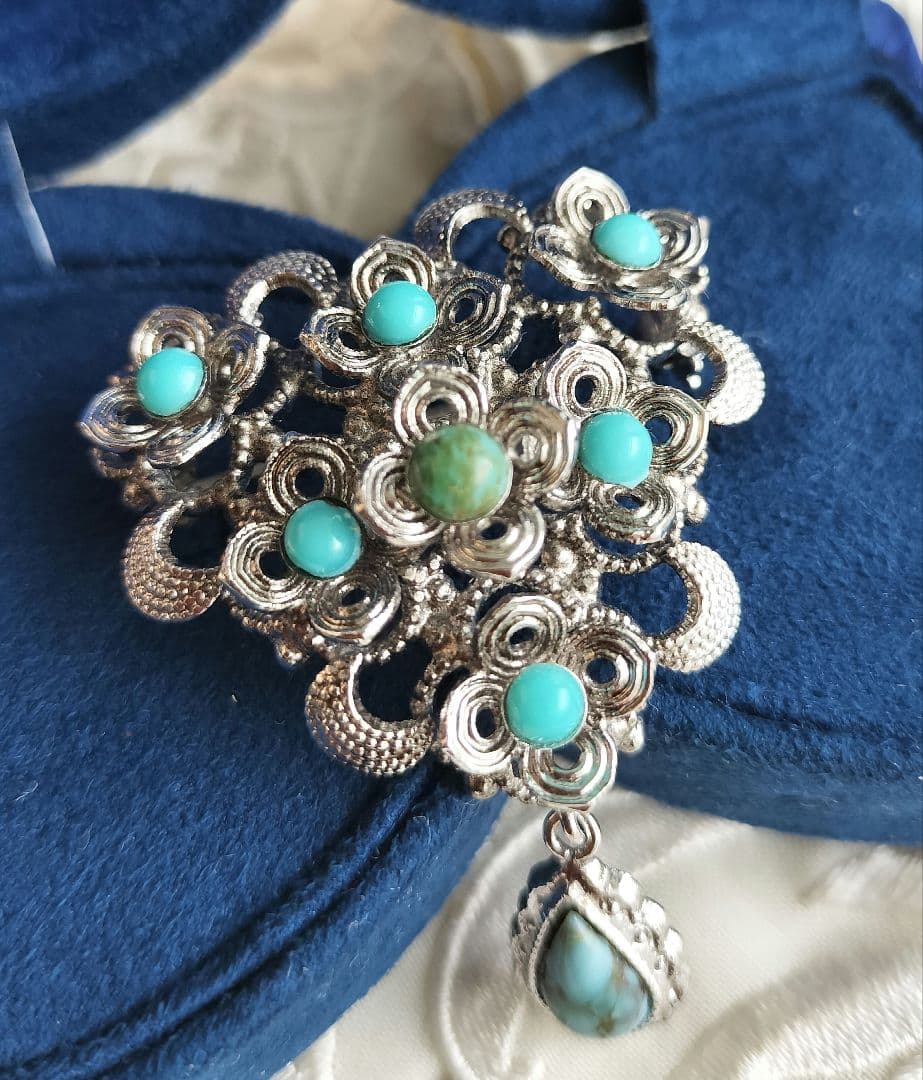 ターコイズカボションの花 シルバーカラー スイングするブローチ と他4点