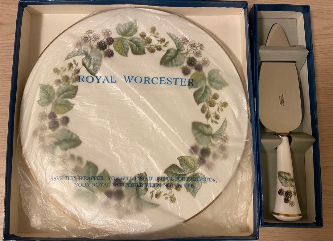 ロイヤルウースターのケーキ皿とサーバーのセット