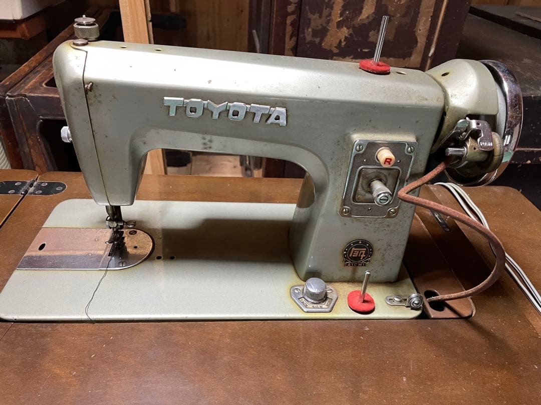 愛知工業 足踏みミシン アンティーク ミシン 鉄脚 昭和レトロ トヨタ