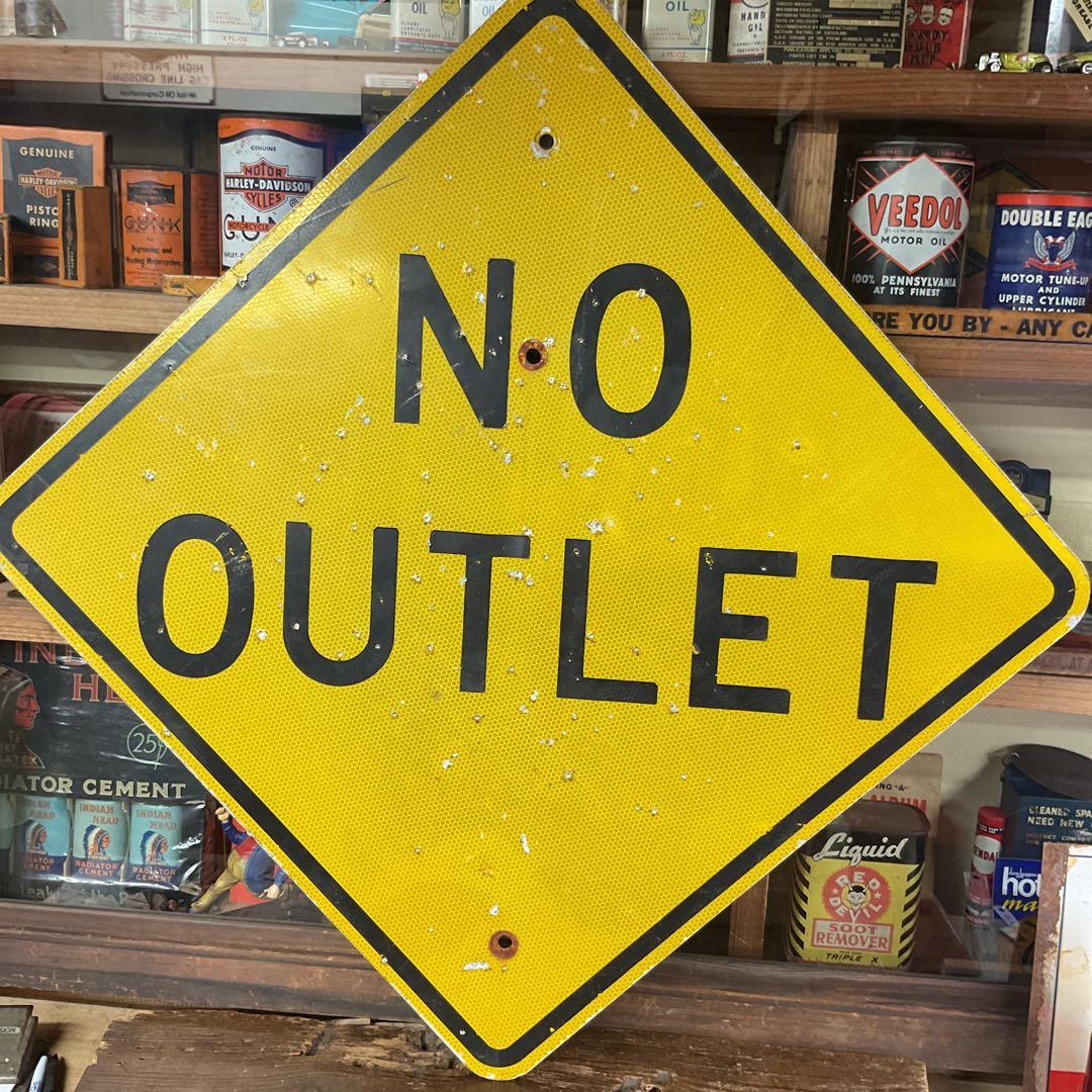USAストリート看板 NO OUTLET弾痕！ NO OUTLET】 この先“アウトレット