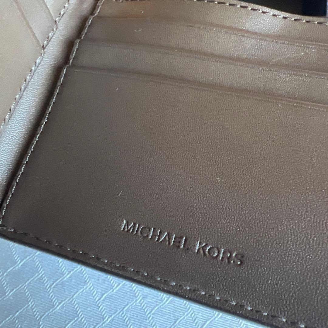 新品新作MICHAEL KORS ロゴ入り　スリム二つ折り財布 メンズ4万の品