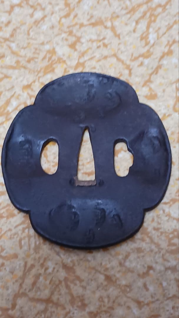 時代物　天法鍔　鉄地　木瓜形　文字打込図　 鉄鍔　 刀装具