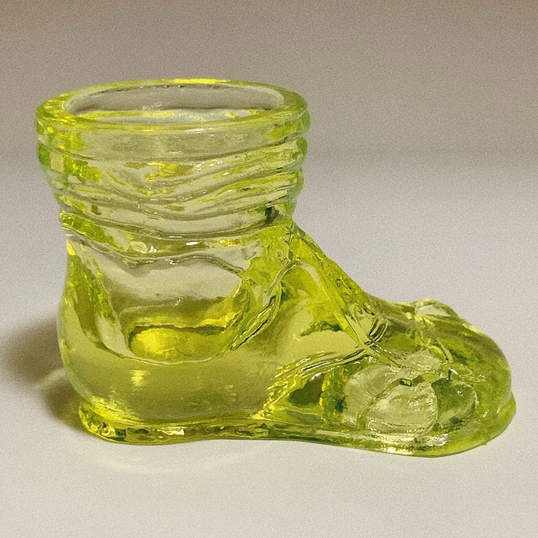 ブーツが破けて指が出ているデザイン ウラン ガラス 置物 小物入れ ペン