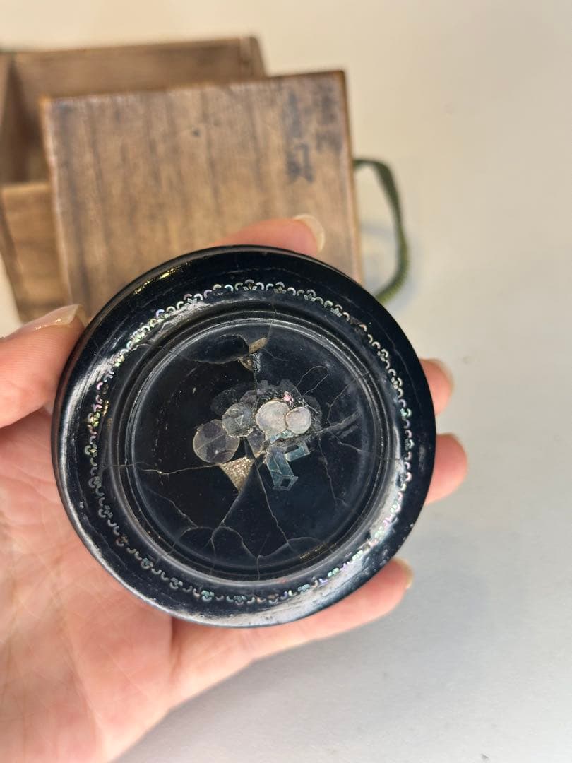 唐物 青貝香合　螺鈿嵌　傷有　漆器 時代物　共箱付
