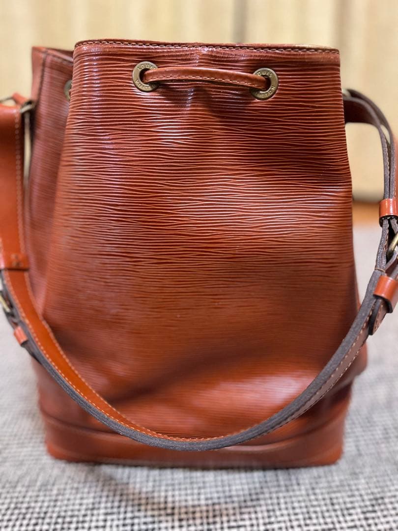 ルイヴィトン ショルダーバッグ エピ ノエ ポシェット付　 巾着型　ブラウン