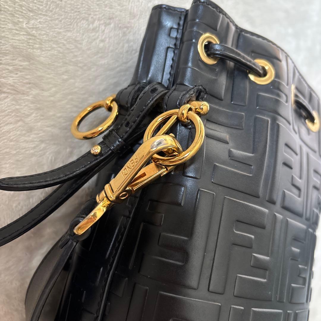 Fendi フェンディ　モントレゾール　ロゴ入り　ショルダーバッグ ブラック