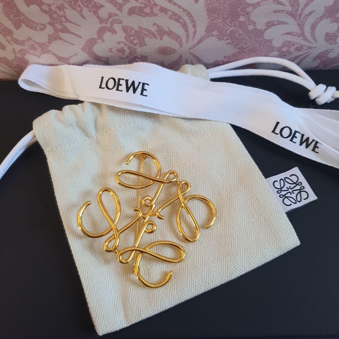 早い者勝ち！LOEWE ゴールドブローチ 専用ポーチ付き♡アナグラム♡ LOEWE オンライン ブローチ ローズゴールド ロエベ ブローチ