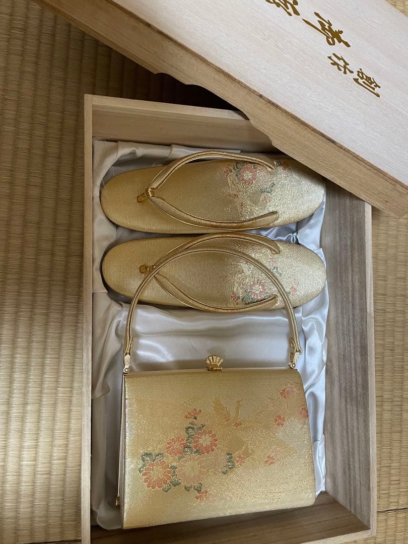 上品✨草履と和装バッグセット【木箱、手鏡付】帯地の淡いゴールド　金銀刺繍