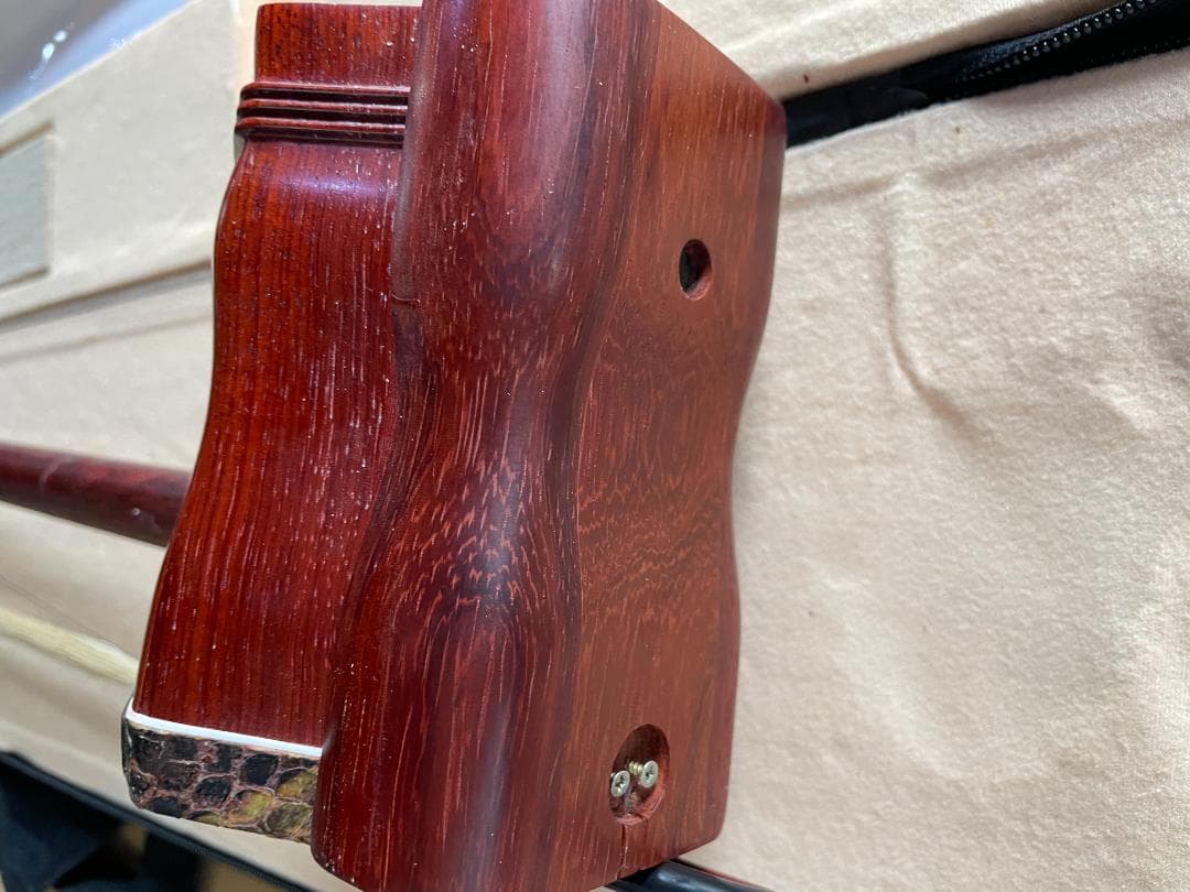 ☆状態〇☆ 二胡 木製 赤色 ケース 弦 チューナー 松ヤニ 付