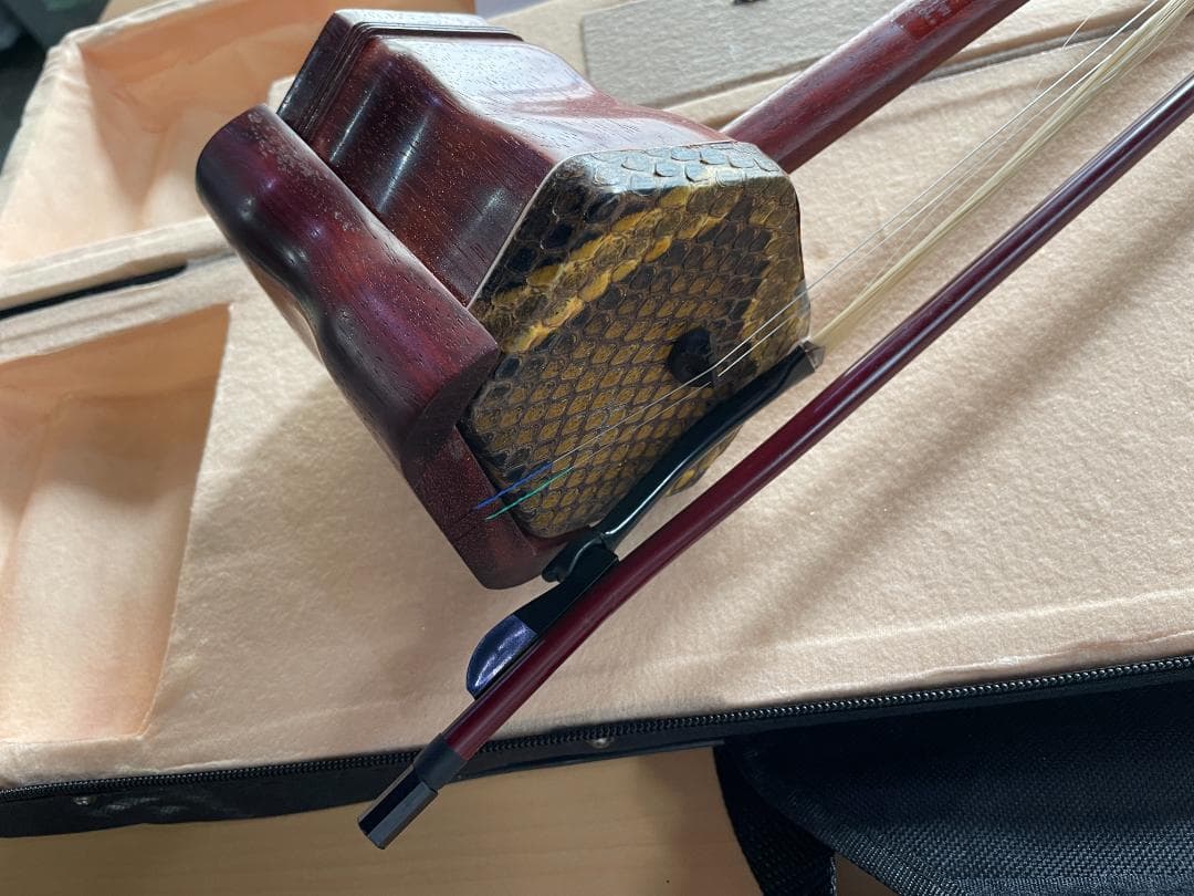 ☆状態〇☆ 二胡 木製 赤色 ケース 弦 チューナー 松ヤニ 付