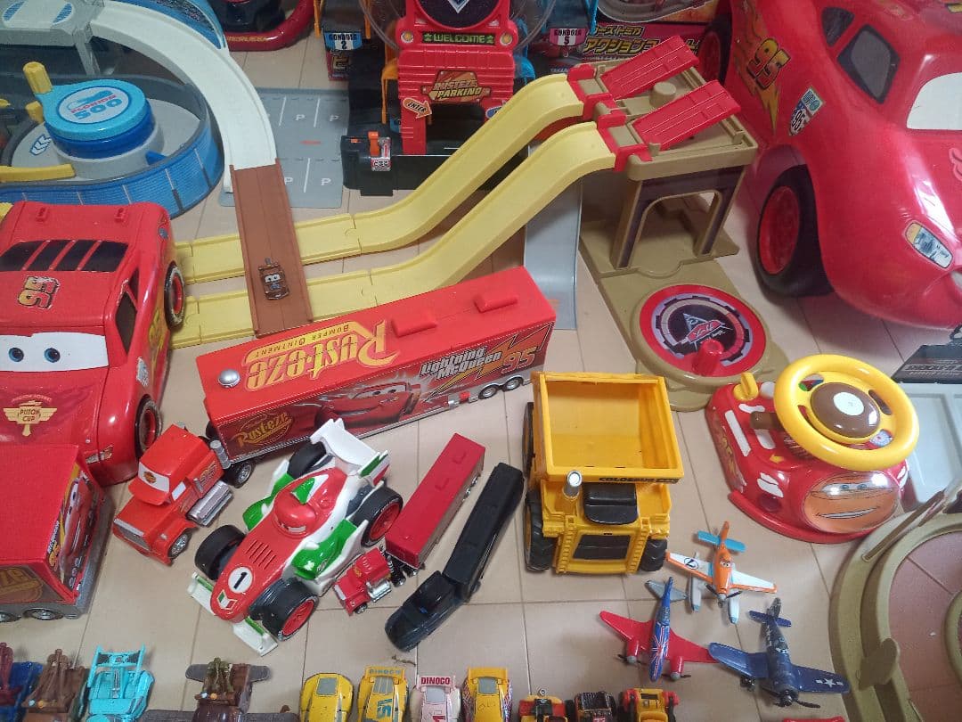 カーズ　ミニカーなどまとめ売り100点以上