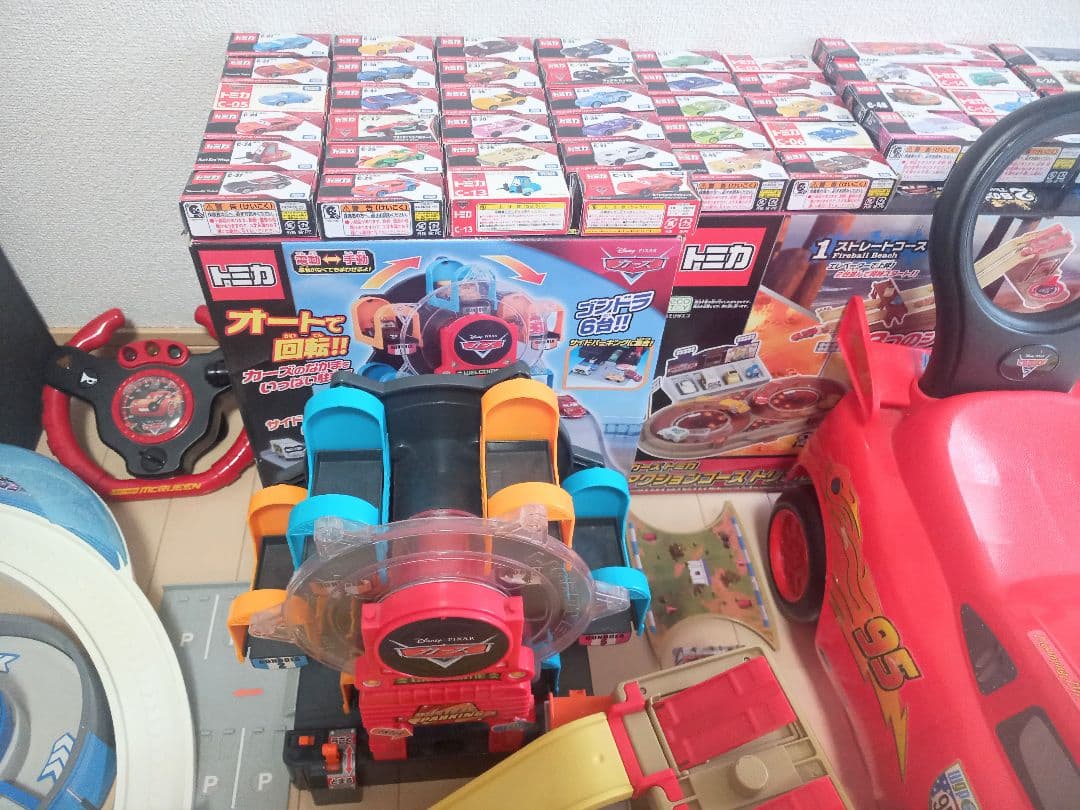 カーズ　ミニカーなどまとめ売り100点以上