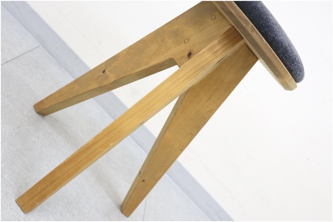 1 NEALD ニールド スツール 1脚 パイン無垢材 木製 チェア 丸椅子