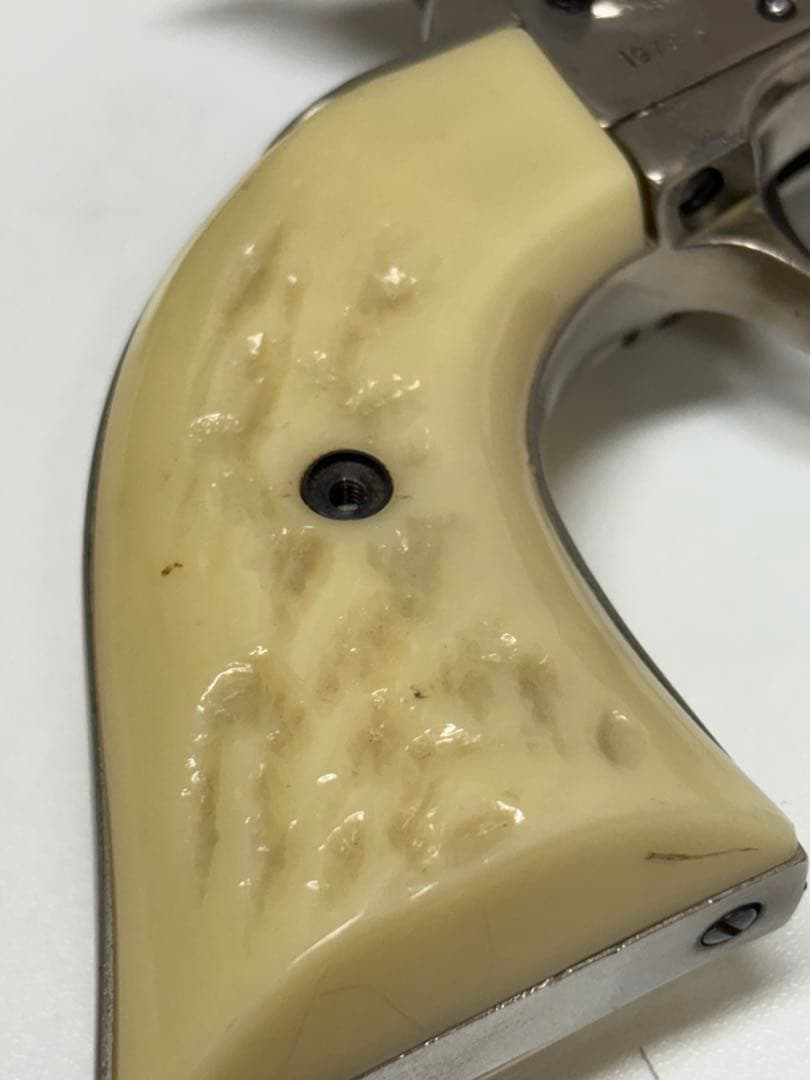 メタル製リボルバー アイボリー風グリップ　激鉄ワレあり