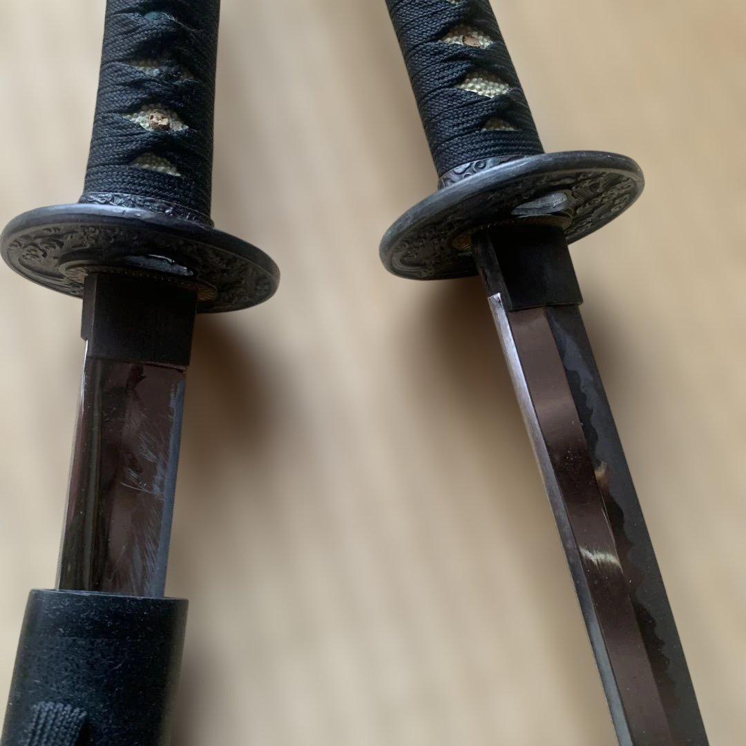 黒色の刀2本とスタンド