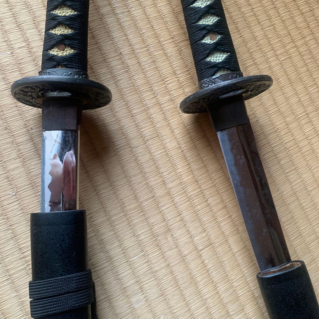 黒色の刀2本とスタンド