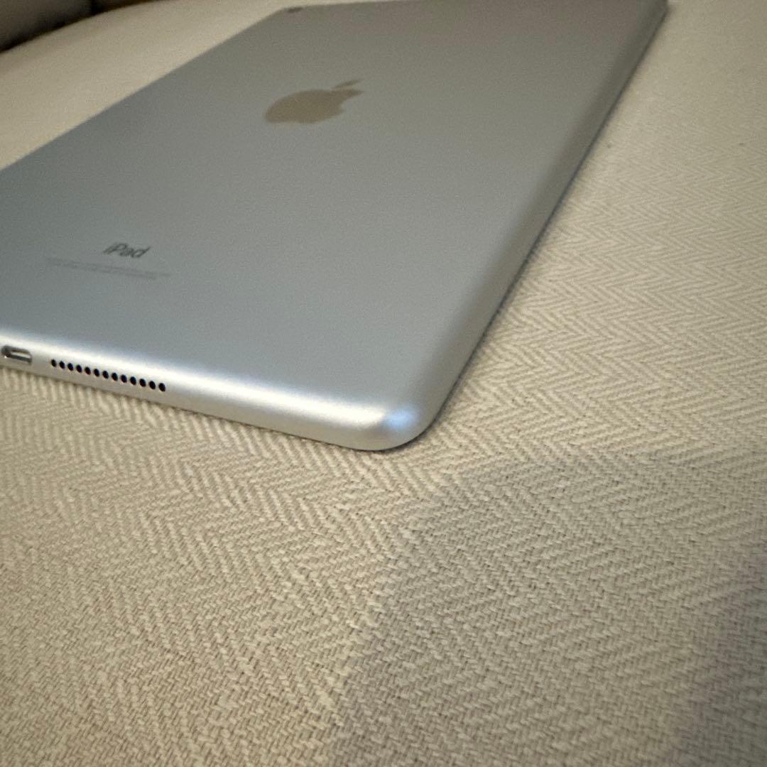 Apple iPad シルバー 本体 第6世代 32G - メルカリ