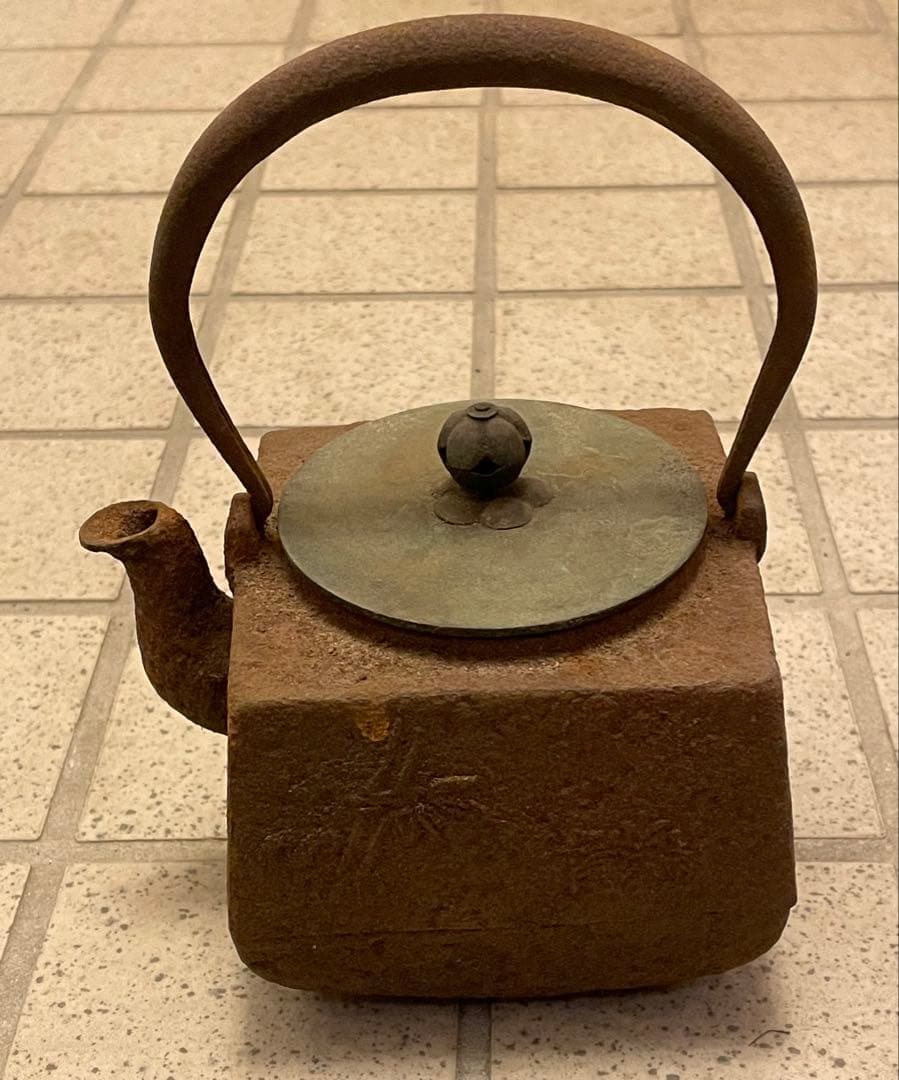 鉄製 四角形 鉄瓶 彫刻あり 龍文堂造