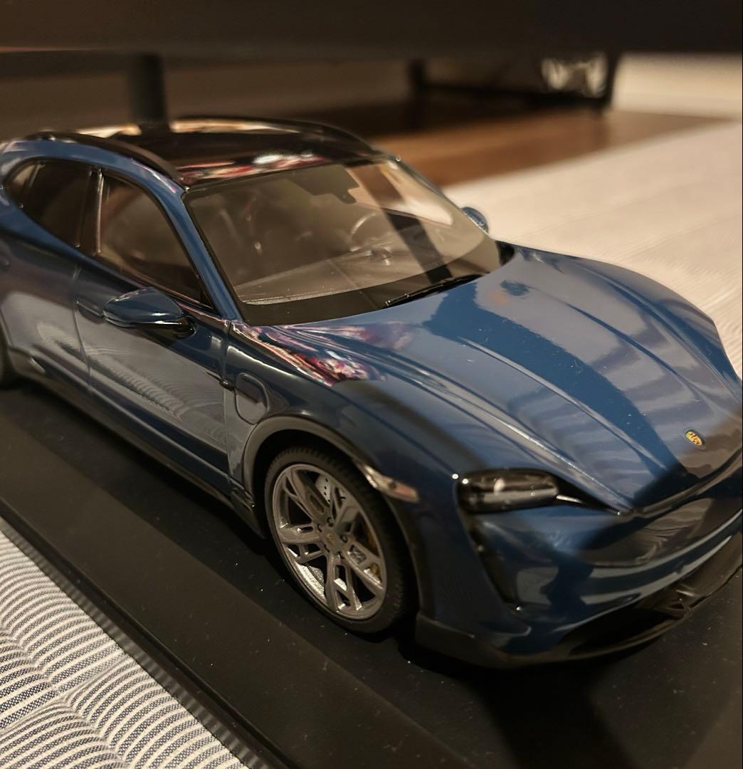 ミニチャンプスMINICHAMPS ポルシェtaycan CUV turbo S