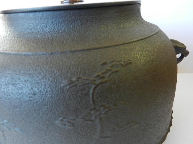 釜師「清光」作「浜松地紋　真形広口釜」 （高２１．５㌢、口１５㌢、胴２５．５㌢）