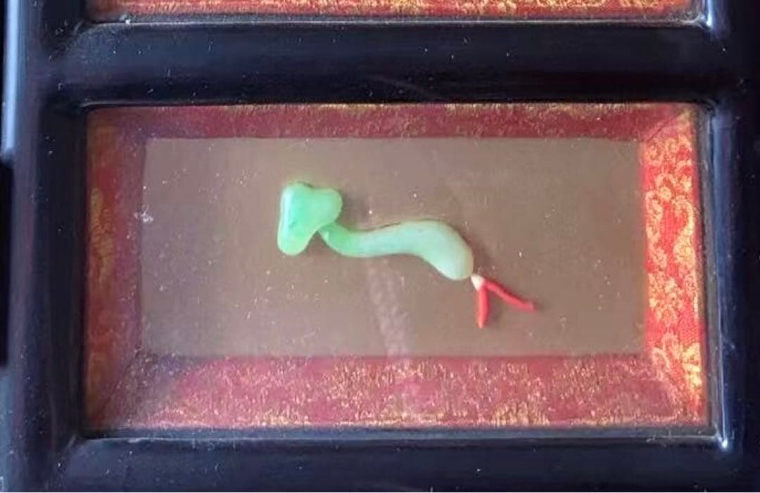 木製枠・玉石に彫刻された花瓶絵柄・リアルの花模様、￼小屏風折りたたみ式