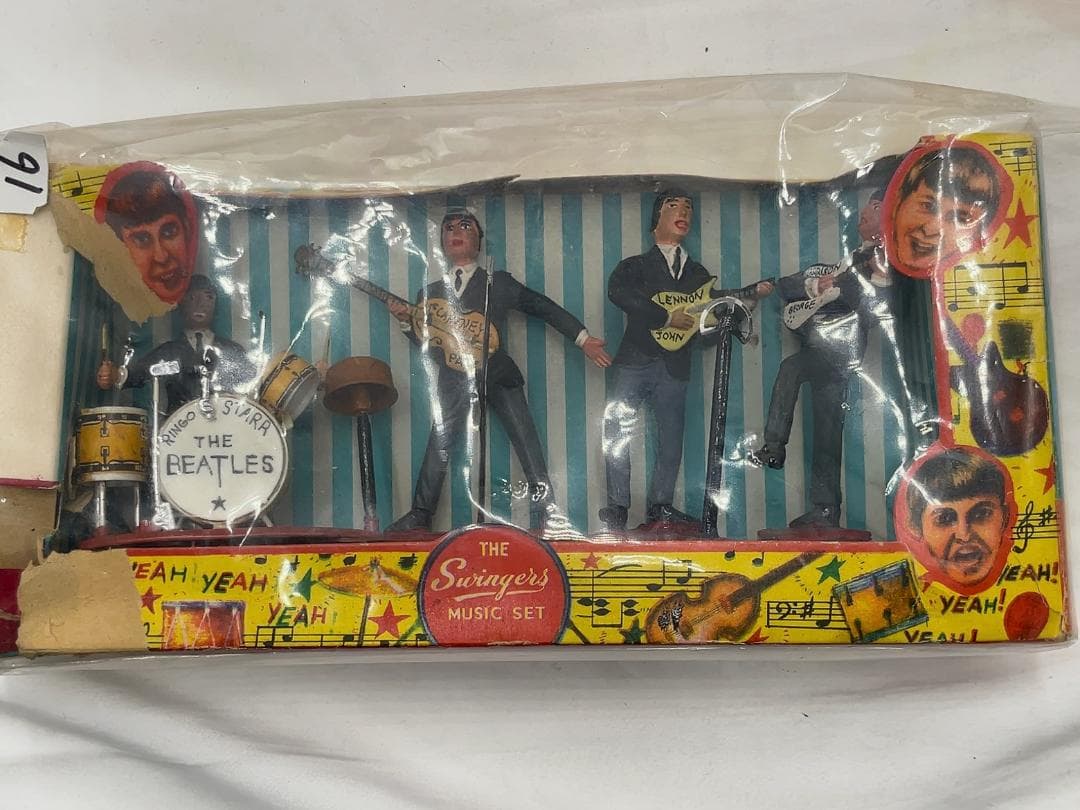 ビートルズ フィギュア「スウィンガーズ ミュージック セット」1960