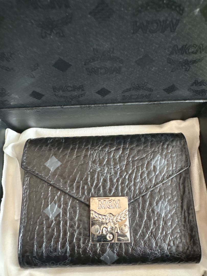 MCM Patricia Flap Wallet 3FldS ブラック MCM Patricia Monogram Leather Crossbody Chain Wallet Black