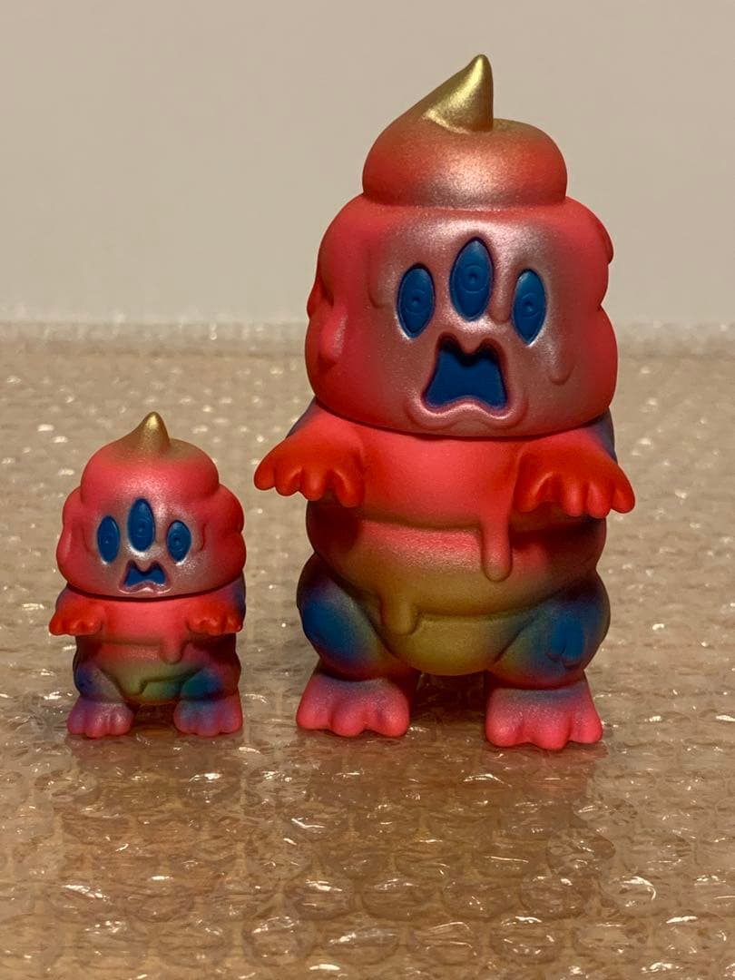 アートジャンキー とぐろ怪獣シットン ピンク × ブルー × ゴールド ソフビ