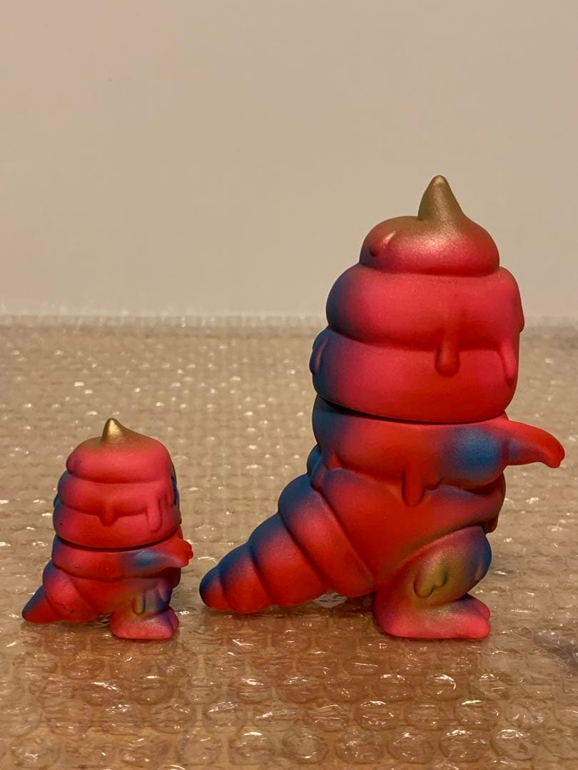 アートジャンキー とぐろ怪獣シットン ピンク × ブルー × ゴールド ソフビ