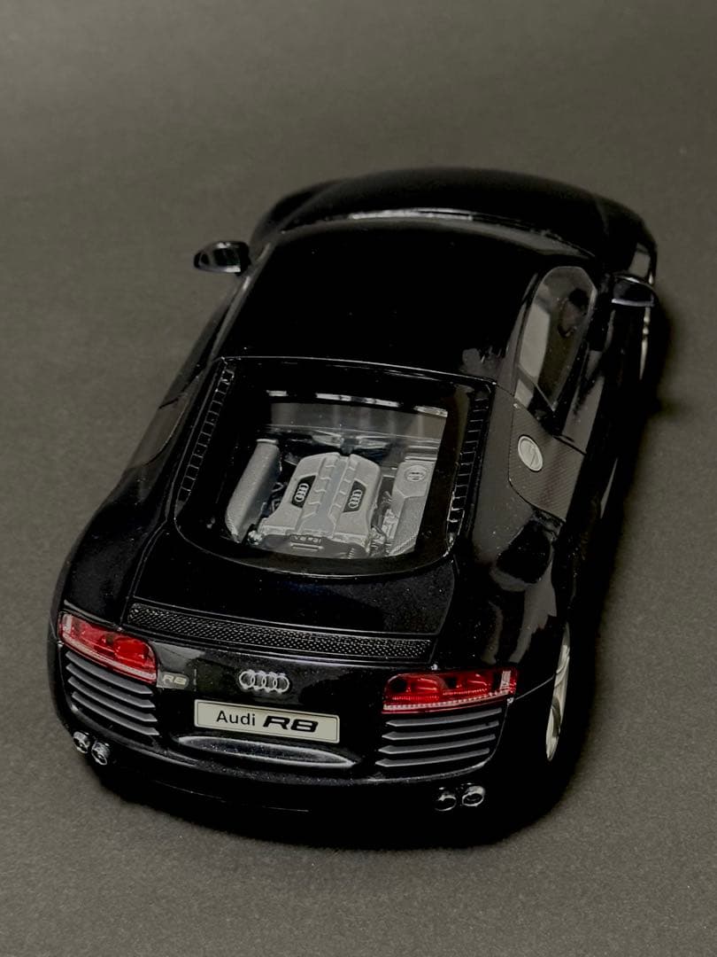 Audi R8 ブラック ミニカー　1/18