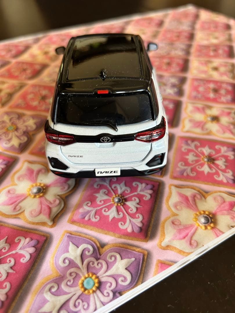 トヨタ RAIZE ホワイト/ブラック ミニカー　箱なし