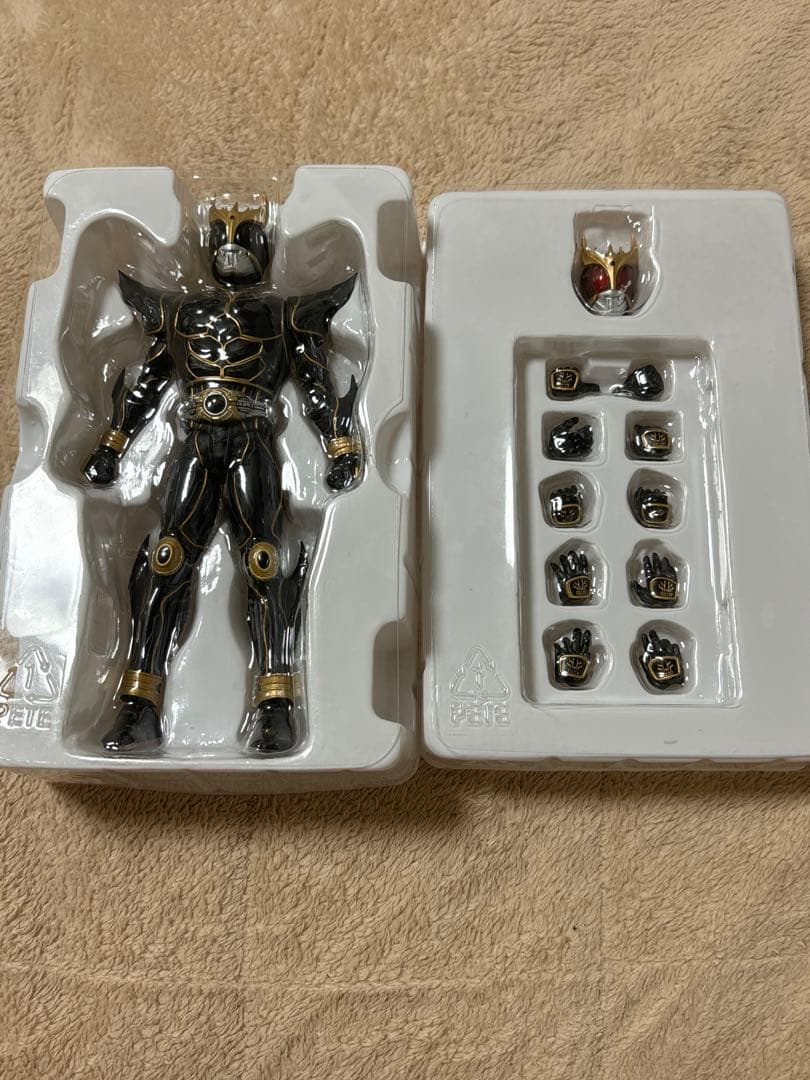 仮面ライダークウガ アルティメットフォーム　真骨彫　(赤い目の頭部に欠け有り)