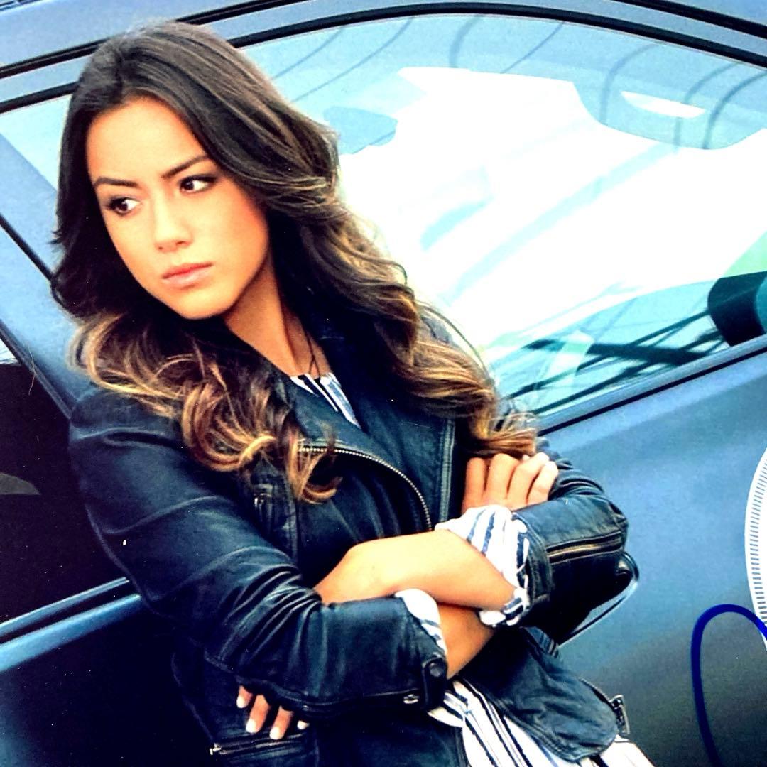 セール中…クロエ・ベネット直筆サイン入り超 特大写真… - メルカリ