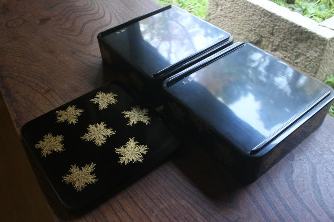 デッドストック！端正な内朱黒漆に優美なシノブ沈金の映える輪島塗二段重重箱お重