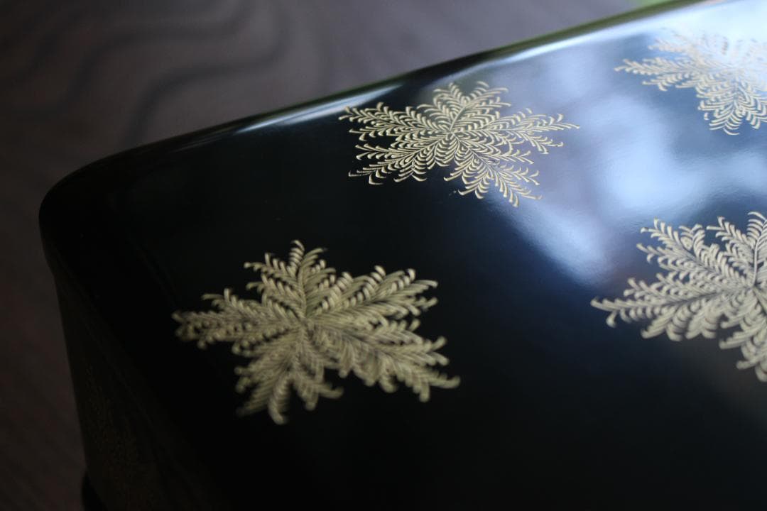 デッドストック 端正な内朱黒漆に優美なシノブ沈金の映える輪島塗