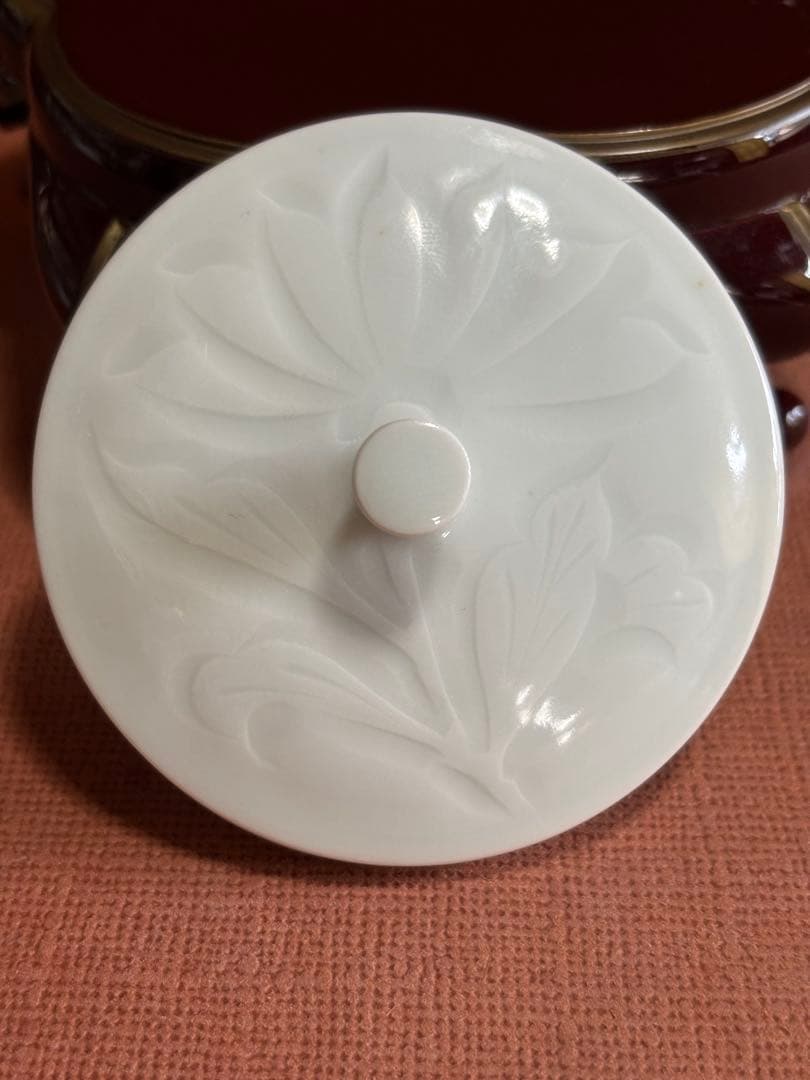 大英博物館日本人初個展鬼才澤田痴陶人作白磁彫刻文牡丹