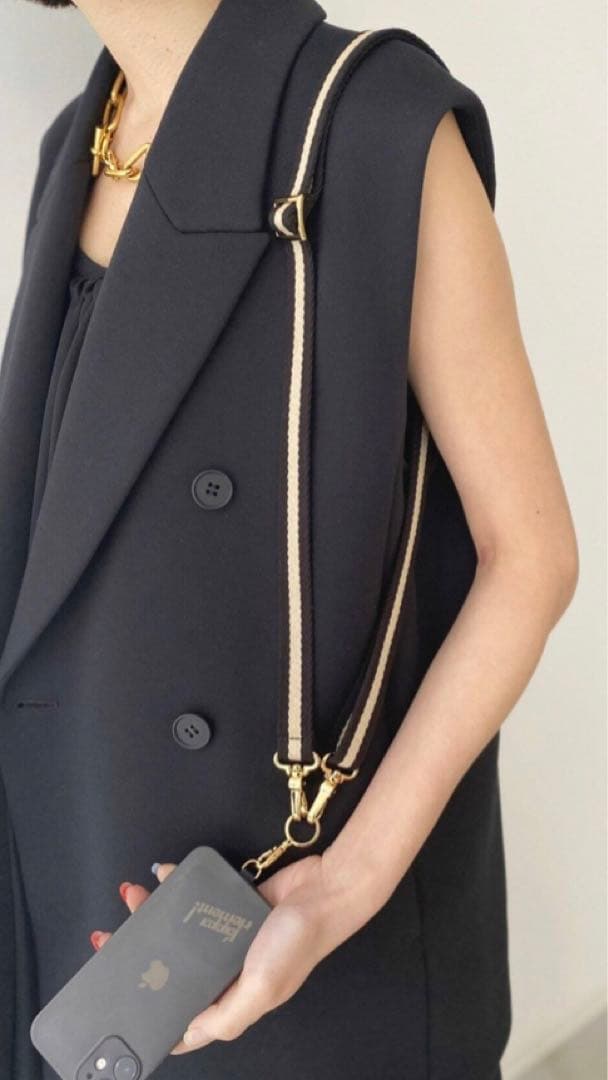 清朝の乾隆帝の時代に作られた、エナメルと金象嵌を施した大きな玉器