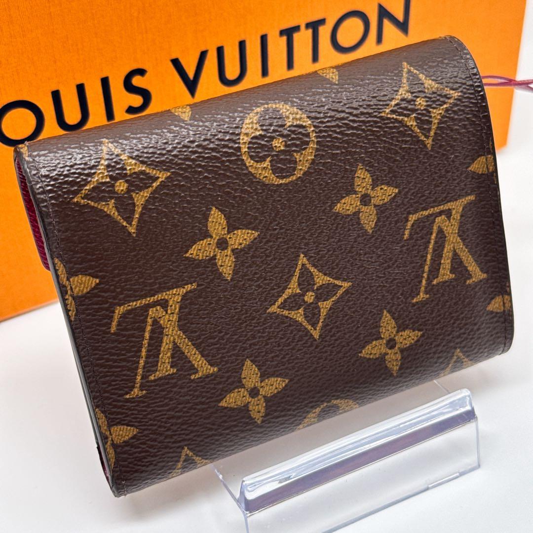 ルイヴィトン モノグラム ヴィクトリーヌ フューシャ 赤 財布 三つ折り