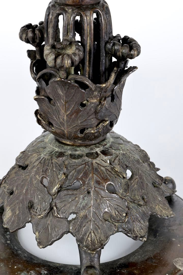 大型燭台一対】透彫菊花文 細密彫刻 蝋燭立 仏教美術 仏壇 仏具 骨董