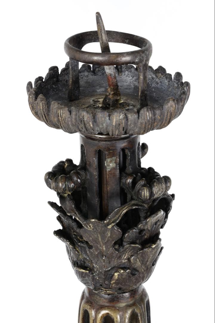 大型燭台一対】透彫菊花文 細密彫刻 蝋燭立 仏教美術 仏壇 仏具 骨董