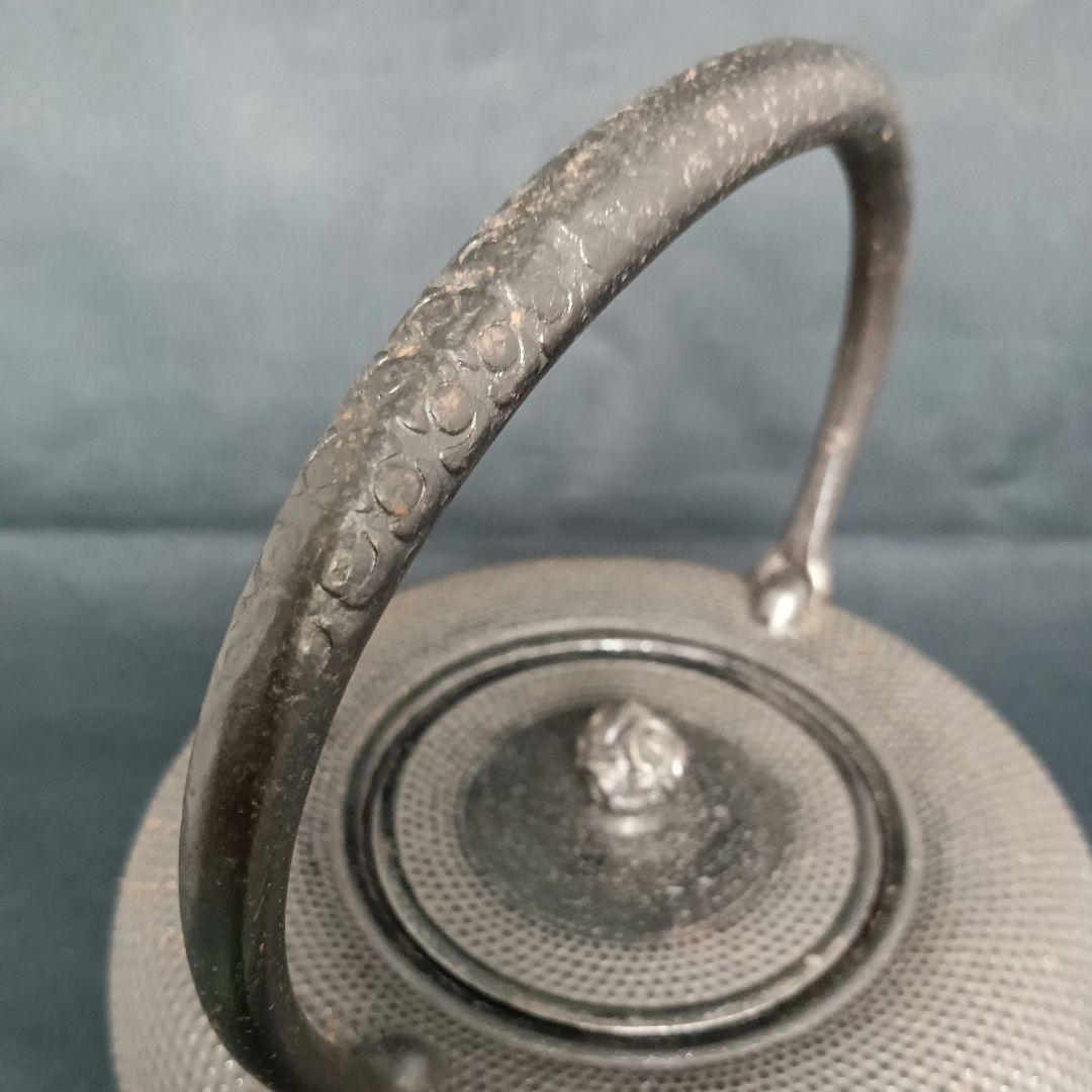 栗文特選 霰地紋 平丸形 蕾摘蓋 鉄瓶 - メルカリ