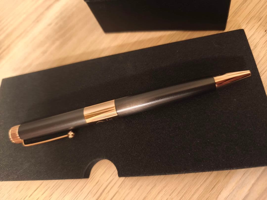 伊東屋ロメオNo.3ボールペン細軸　ガンメタル、アプリコットゴールド限定品