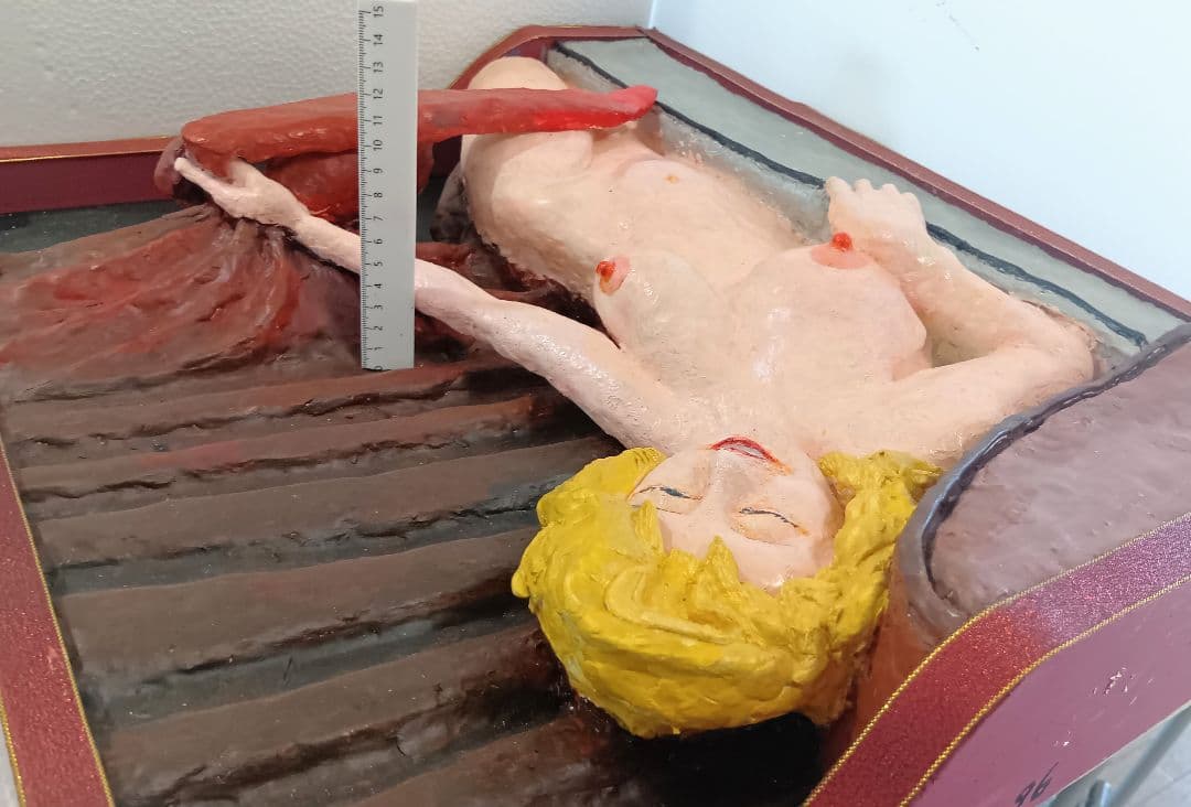 「幕を引く裸婦」（立体アート）