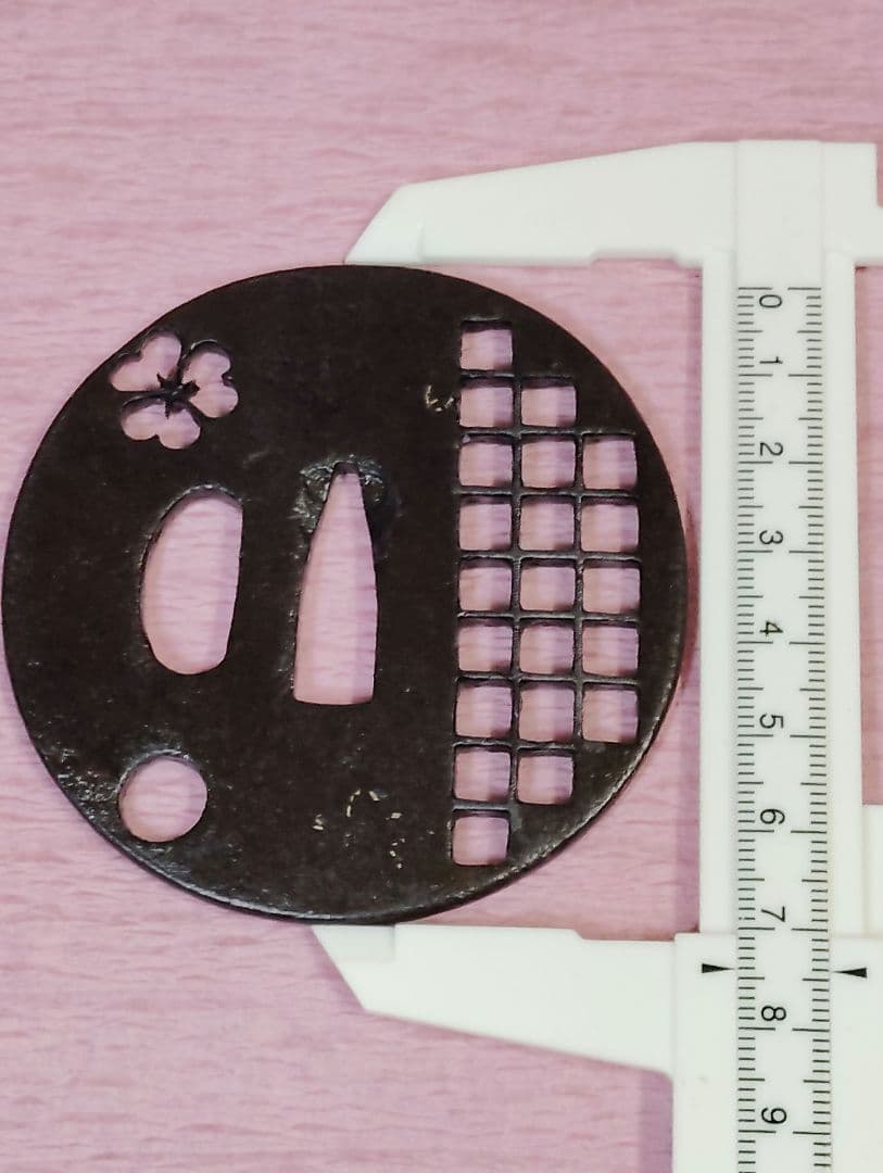 刀装具 鐔 鍔 在銘 鉄地 格子 三つ葉図透かし 金象嵌 丸形鐔 時代物