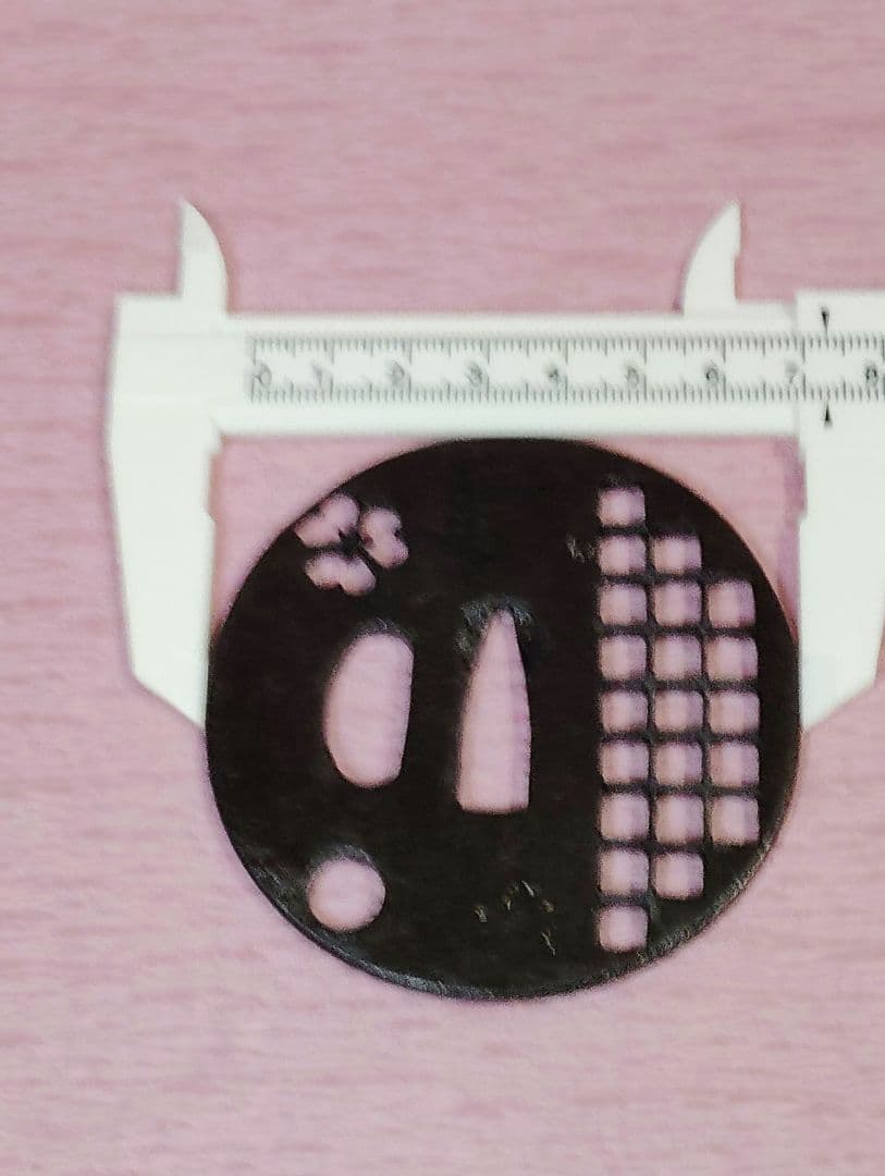 刀装具 鐔 鍔 在銘 鉄地 格子 三つ葉図透かし 金象嵌 丸形鐔 時代物