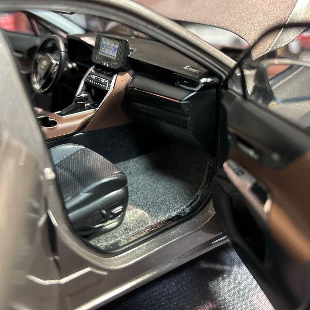 1/18 トヨタ ハリアー スティールブロンドメタリック フル開閉モデル