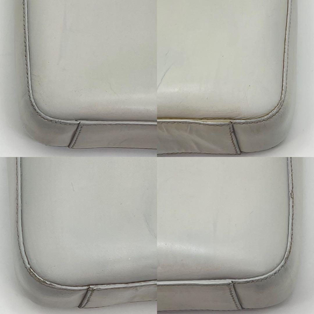 PRADA ワンショルダーバッグ 肩掛け ロゴ金具 カーフレザー オフホワイト