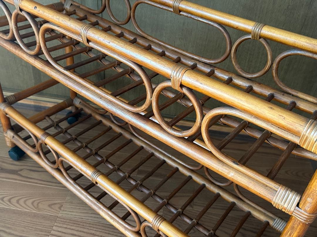 キャスター付きのラタン製2段ラック