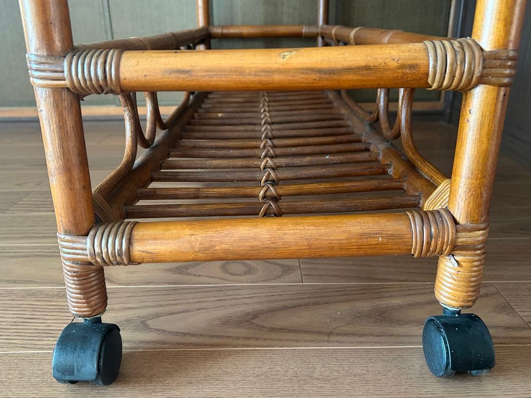 キャスター付きのラタン製2段ラック