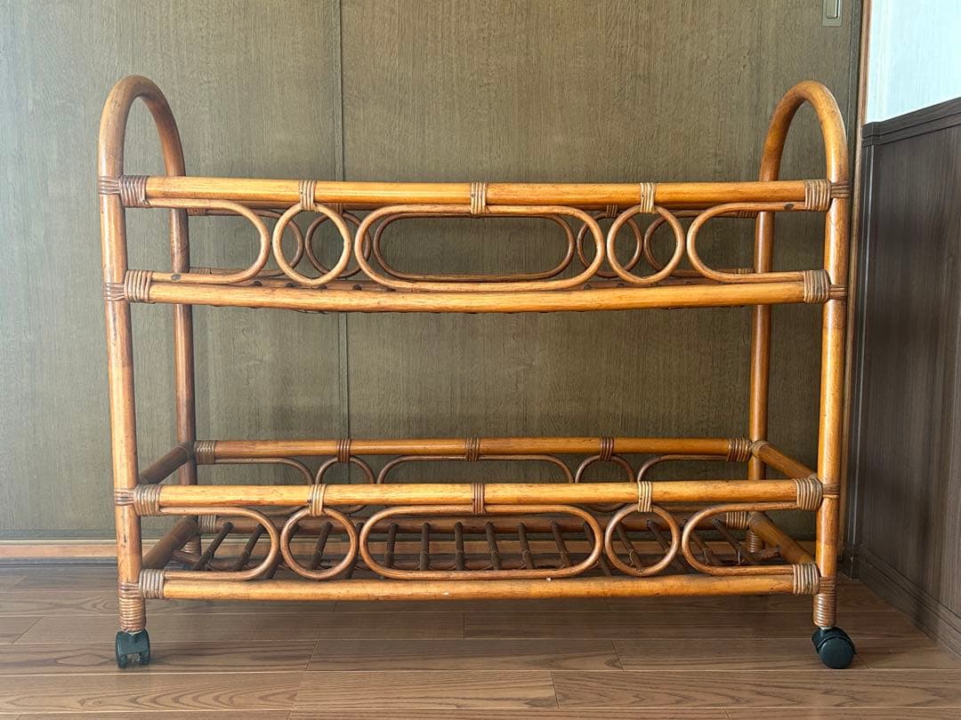 キャスター付きのラタン製2段ラック